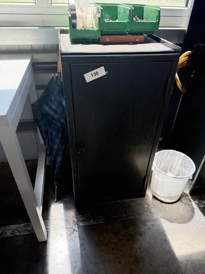 Blechschrank ohne Inhalt